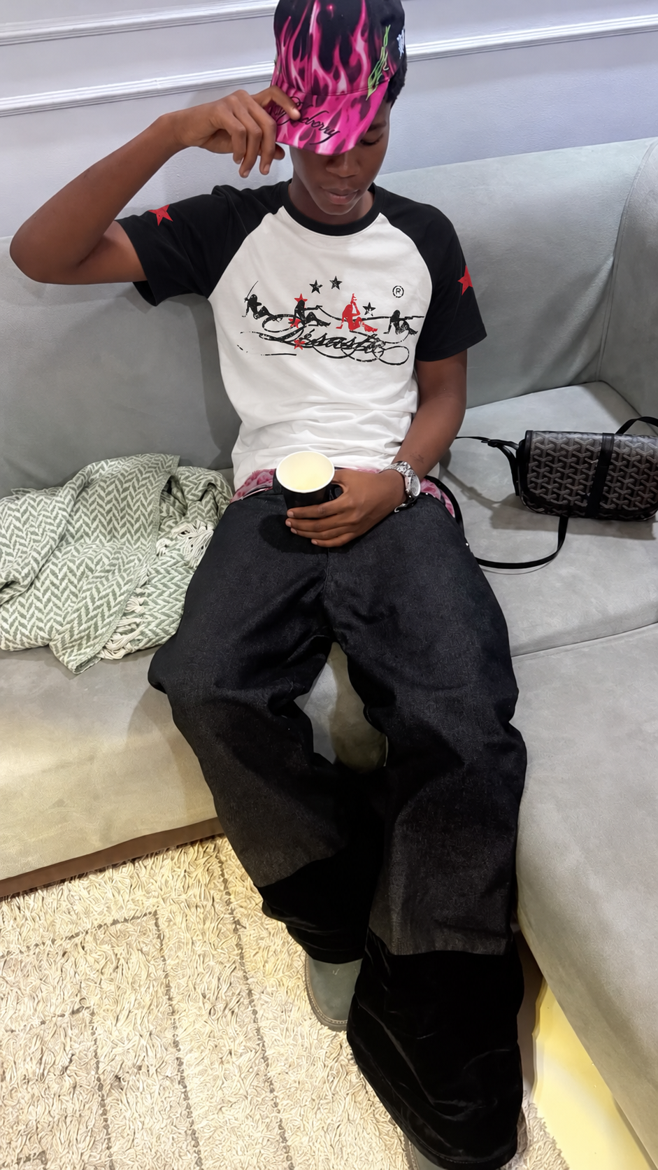 Désastre raglan T-shirt worn with a pink flame cap.
